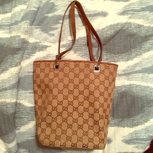 Adorable Gucci tote on hold for rwoodberry:)